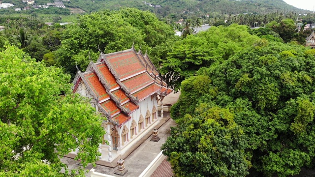 经典佛寺之间的森林。从空中俯瞰泰国山上绿树间的佛教寺院。苏梅岛。旅游、冥想、东方生活的理念。亚洲村视频素材