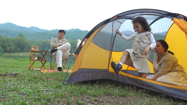 家人一起享受野营假期视频素材