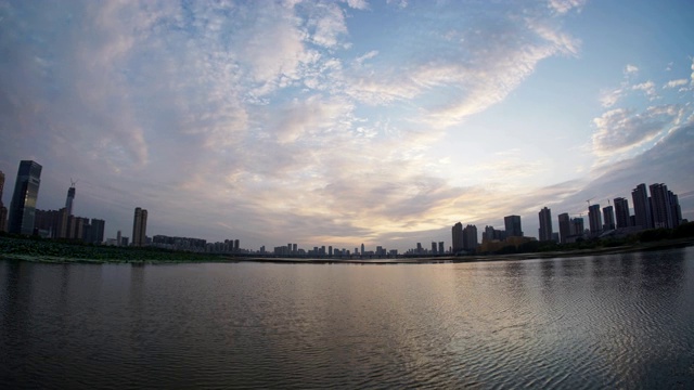 武汉沙湖公园，城市天际线，黑夜到白天的时间流逝视频素材