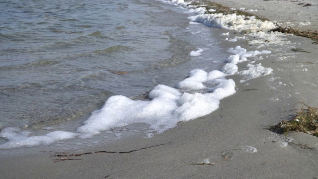 海浪和泡沫冲击着海滩视频素材