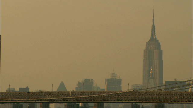 黄昏使布鲁克林大桥和纽约市的天际线变得昏暗。视频素材