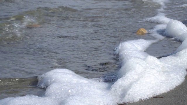 海浪和泡沫冲击着海滩视频素材