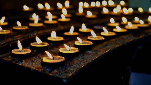 许多燃烧的蜡烛与浅的教堂视频素材