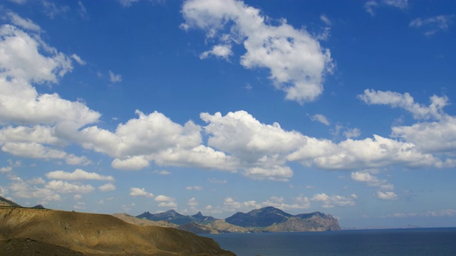 多山的地形。海滨。美丽的城市海景。视频素材