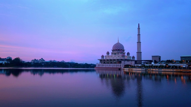 在雾霾天气下，日落在普特拉清真寺(Masjid Putra)的延时视频。29帧速率剪辑视频素材