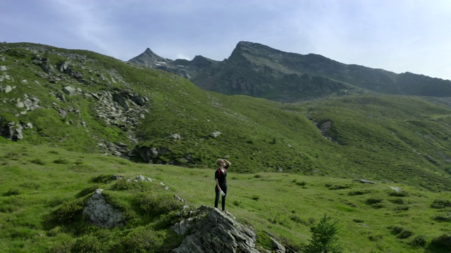 在欧洲阿尔卑斯山徒步旅行的女人视频素材