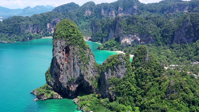 鸟瞰图拉伊东海滩和Phra Nang洞海滩在美丽的海湾甲米省，热带海岸天堂般的海滩，泰国。视频素材