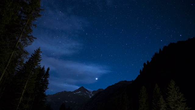 夜晚，云在山脊上飘过视频素材