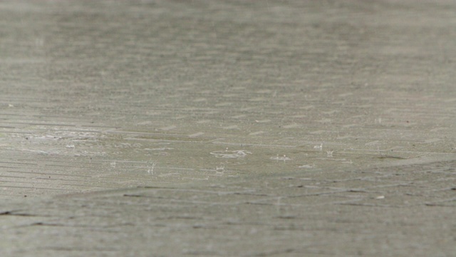 雨噼噼啪啪地打在地上视频素材