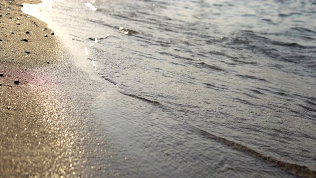 柔软的海浪与泡沫在海滩上，电影的自由度，背景循环视频素材