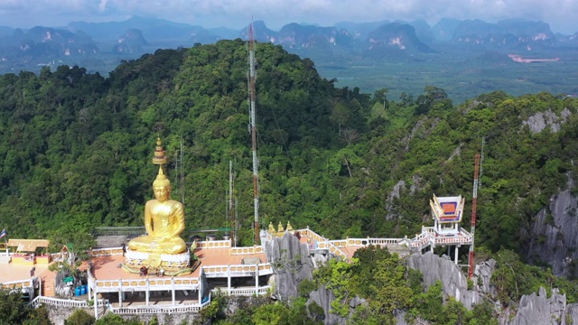 鸟瞰图虎洞寺，佛山顶与蓝天Wat Tham Seua，甲米，泰国视频素材