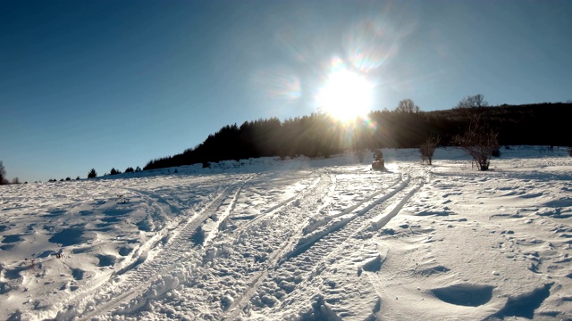 日出时驾驶雪地摩托的人视频素材