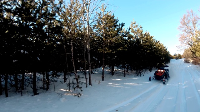 摩托雪橇上的骑手山上美丽的冬日视频素材