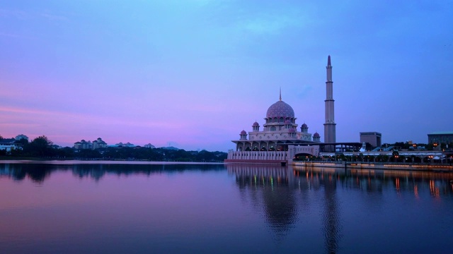 普特拉清真寺日落的延时视频(Masjid Putra)。29帧速率剪辑视频素材