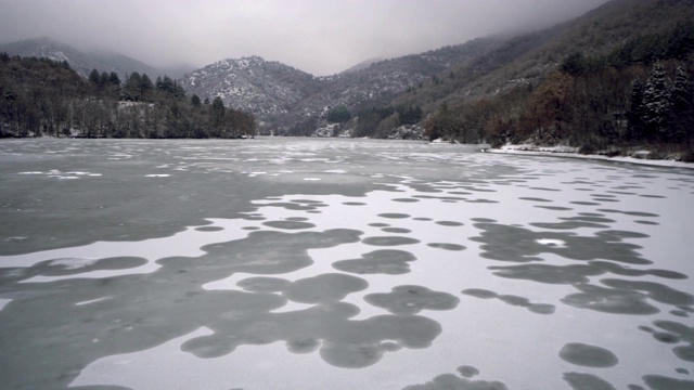 鸟瞰图冰冻湖，大坝在冬季景观视频素材