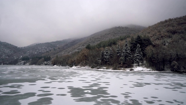 冬天结冰的湖泊和森林视频素材