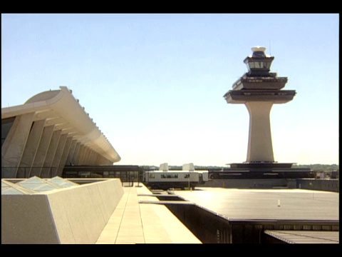 杜勒斯国际机场的机场班车正在空中交通管制塔附近行驶。视频素材