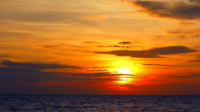 夕阳橙色的天空和红色的云移动，海浪在海上视频素材