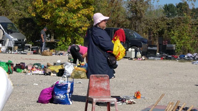 保加利亚舒门，当地老妇人在跳蚤市场(Bitaka)出售廉价的二手物品视频素材