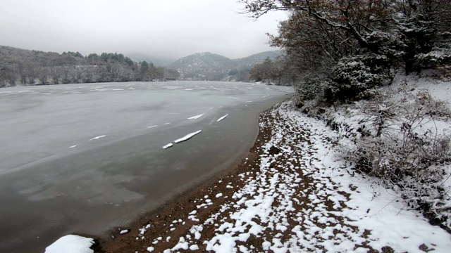 冰湖在冬季山地景观视频素材