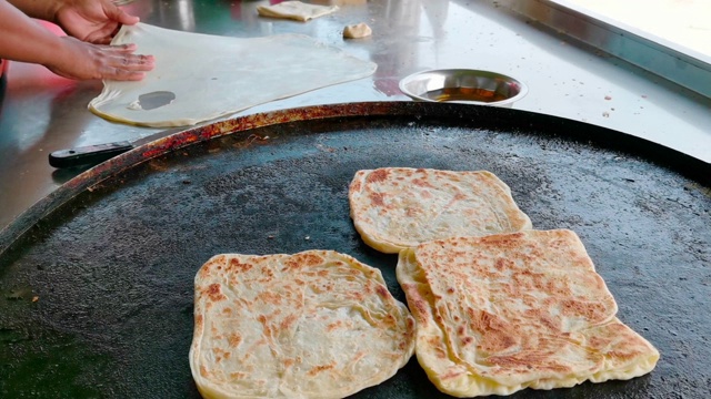 在制作中的Roti Parata或Roti canai视频下载