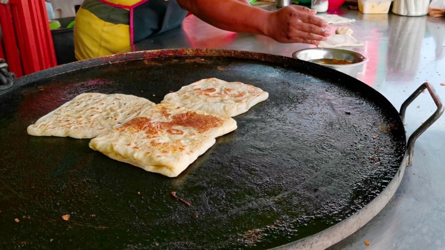 在制作中的Roti Parata或Roti canai视频下载