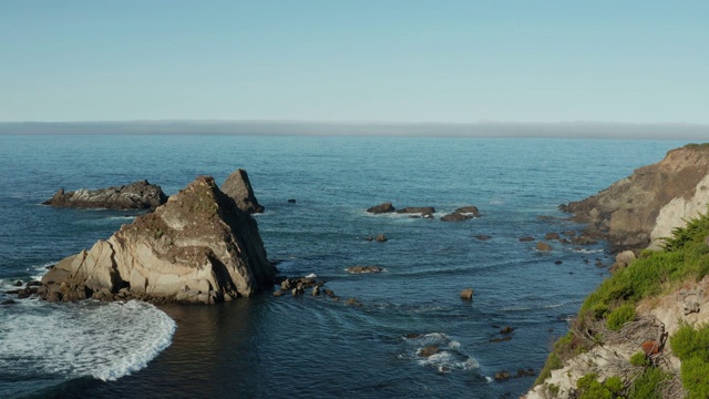 无人机拍摄北加州海岸线海滩湾视频素材