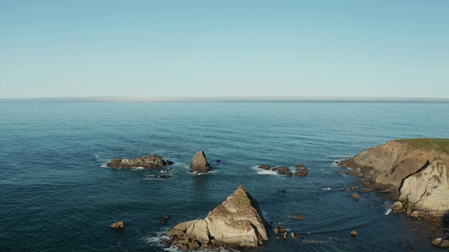 无人机拍摄北加州海岸线海滩湾视频素材