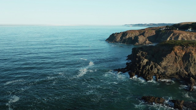 无人机拍摄北加州海岸线海滩湾视频素材