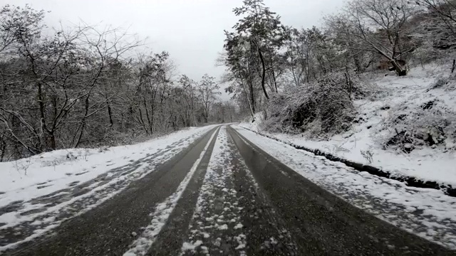 在白雪皑皑的路上开着一辆车视频素材