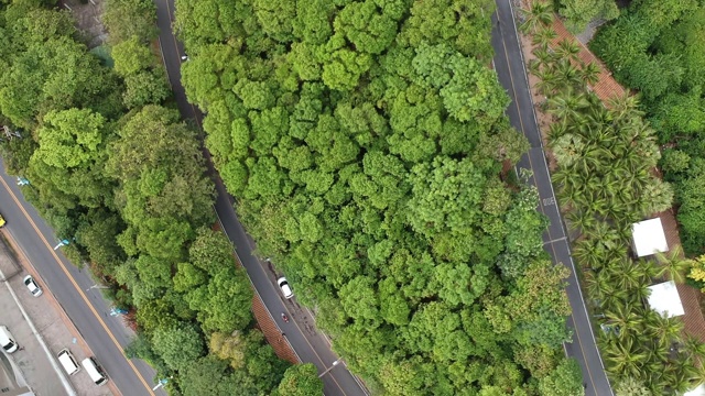 无人机飞过芭堤雅著名的巴厘岛码头。旅游目的地阴天。视频下载