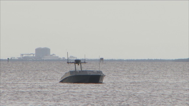 一只“夜猫”拦截器漂浮在海岸附近的海面上。视频素材