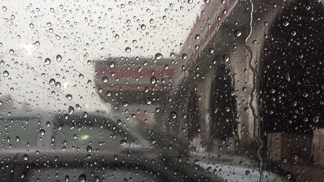 大雨前的挡风玻璃上有水滴视频下载