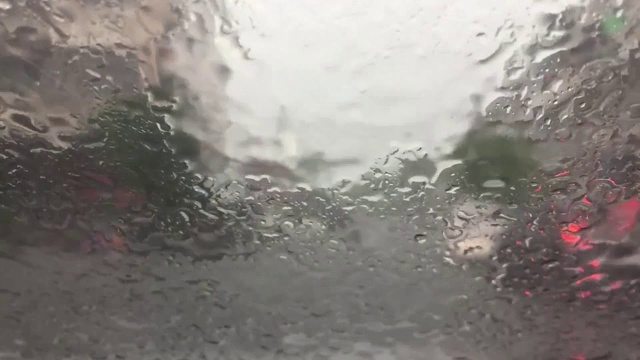 大雨前的挡风玻璃上有水滴视频下载