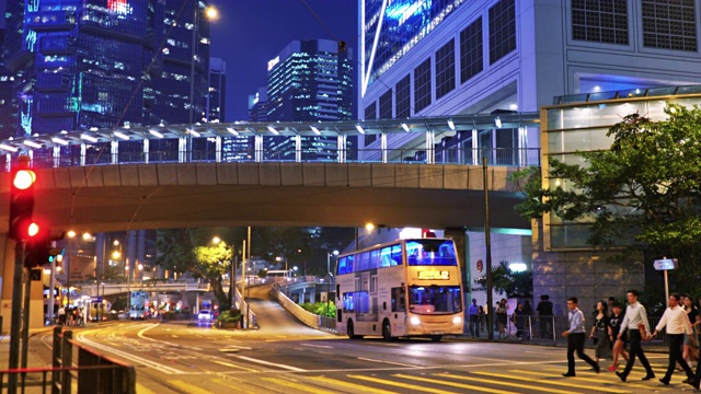 香港商业区。晚上。现代建筑。桥。流量。公共汽车视频素材