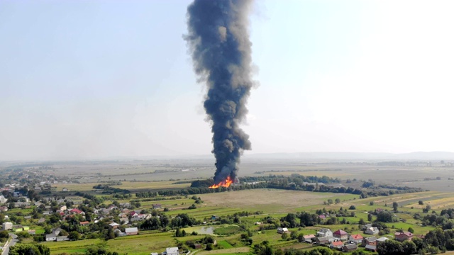 鸟瞰图黑烟升上天空。城外失火了。视频素材