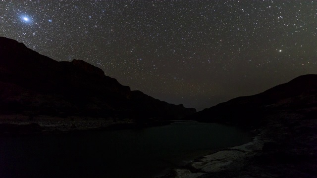 布满岩石的星空视频素材