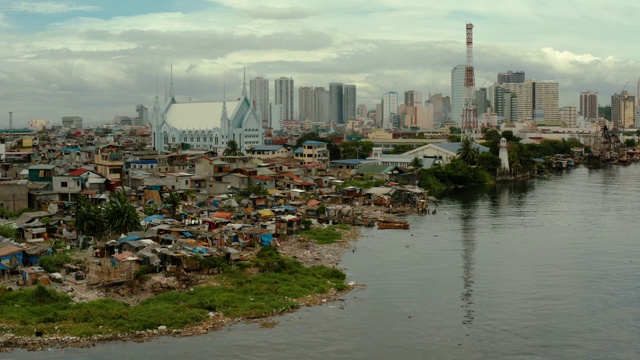 贫民窟的穷人在一个大城市的背景。马尼拉市，贫穷和贫困地区视频素材