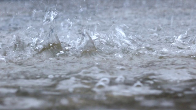 大雨滴在水泥地板上视频素材