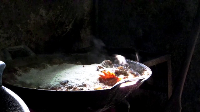 在大锅上煮米饭和鸡肉是流浪狗的食物视频素材