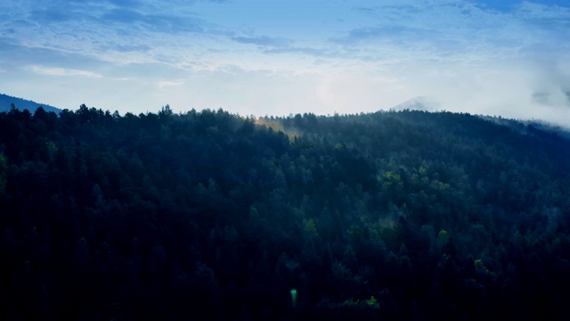 飞过群山。视频素材