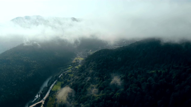 飞过群山。视频素材