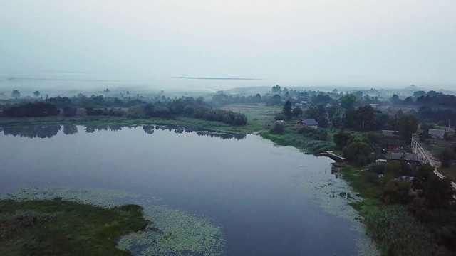 湖泊上空雾的鸟瞰图视频素材