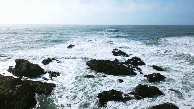 太平洋多岩石海岸的鸟瞰图视频素材