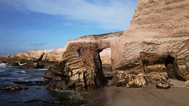 太平洋多岩石海岸的鸟瞰图视频素材