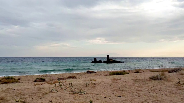 希腊埃潘诺米地区，日落时的田园诗般的海滩残骸视频素材