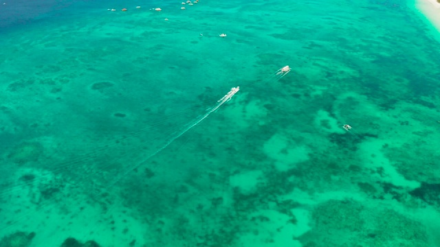 长滩岛有白色沙滩，快艇在蓝色泻湖附近的热带海滩视频素材