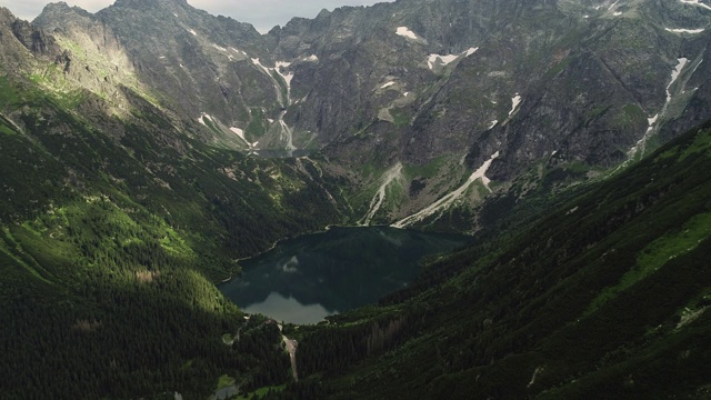 山上有绿水和绿树的湖泊。美丽的夏季景观有山，森林和湖泊。视频素材