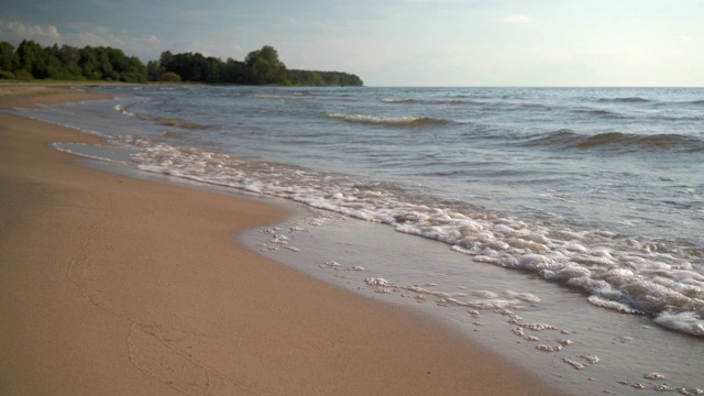 波罗的海的多沙海岸，海浪不断视频素材