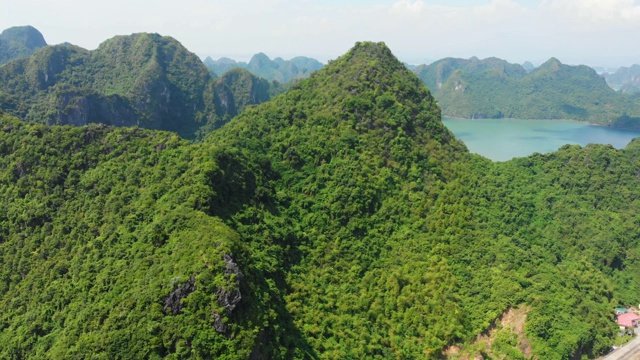 从吉巴岛鸟瞰下龙湾，越南著名的旅游目的地。风景优美，蓝天白云，石灰岩山峰耸立于大海的地平线上。视频素材